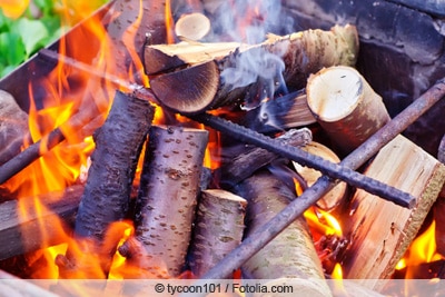 Brennendes Holz im Grill