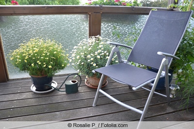 Topfpflanzen auf Balkon mit Stuhl