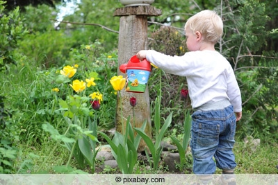 Kind im Garten