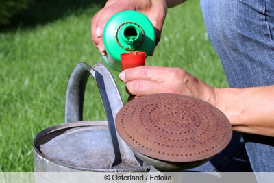 abmessen von fluessigduenger fuer gießkanne