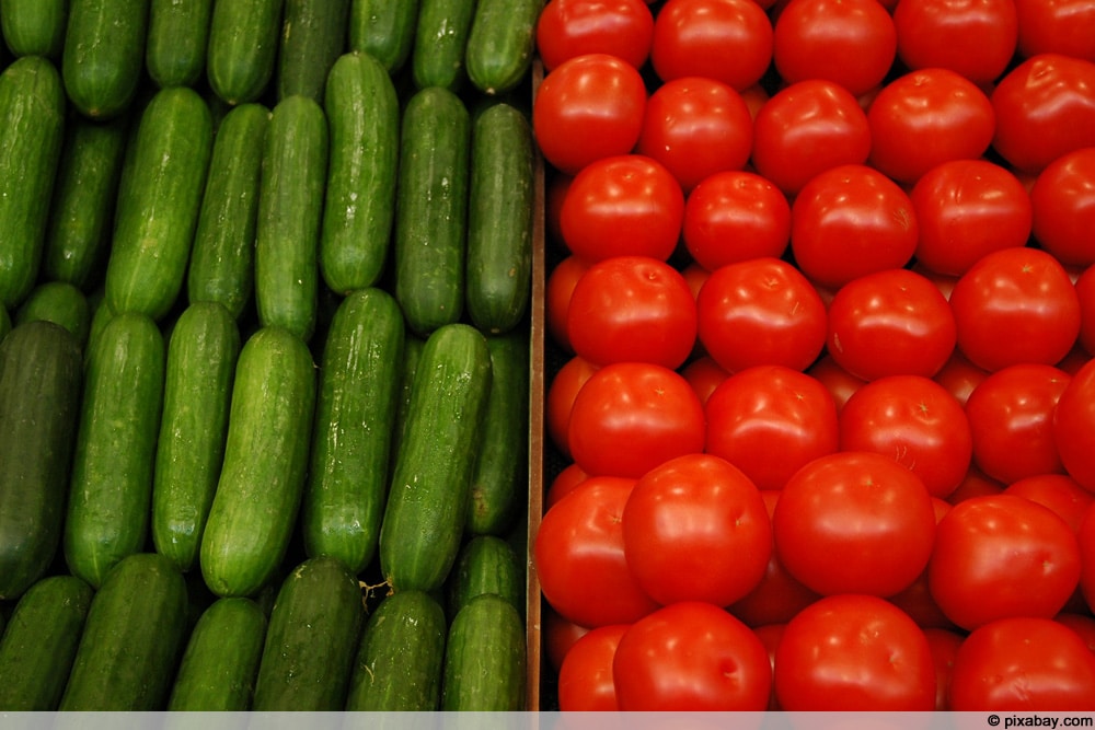 Gurken neben Tomaten