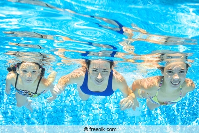 Chlorgehalt senken - Familie schwimmt im Pool