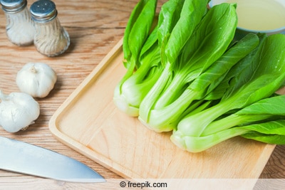 Messer und Schneidbrett - Pak Choi zubereiten