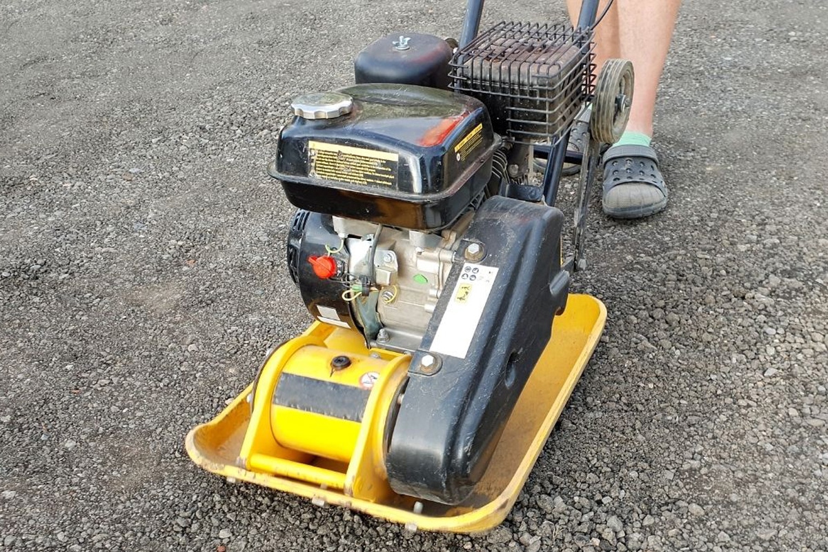 Terrassenplatten verlegen - Rüttelmaschine