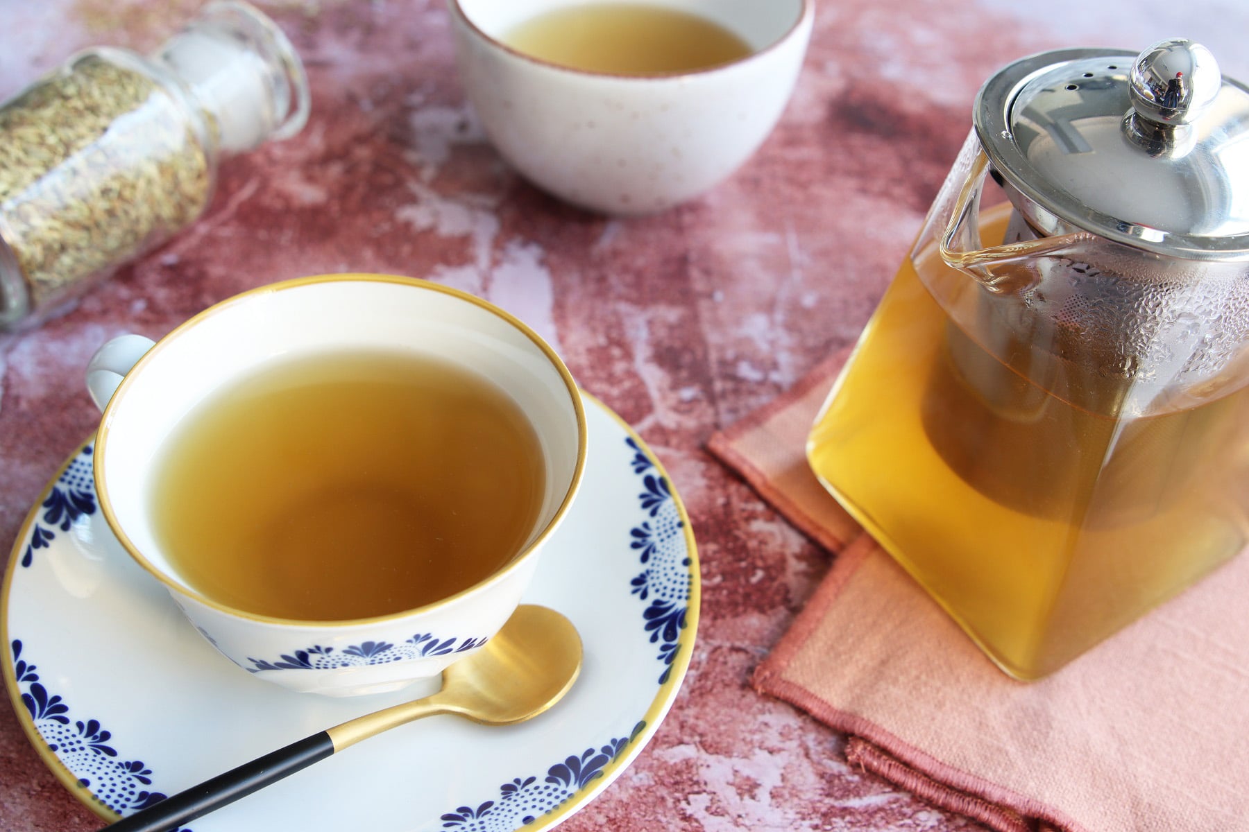 Tasse und Kanne Fencheltee auf Tisch