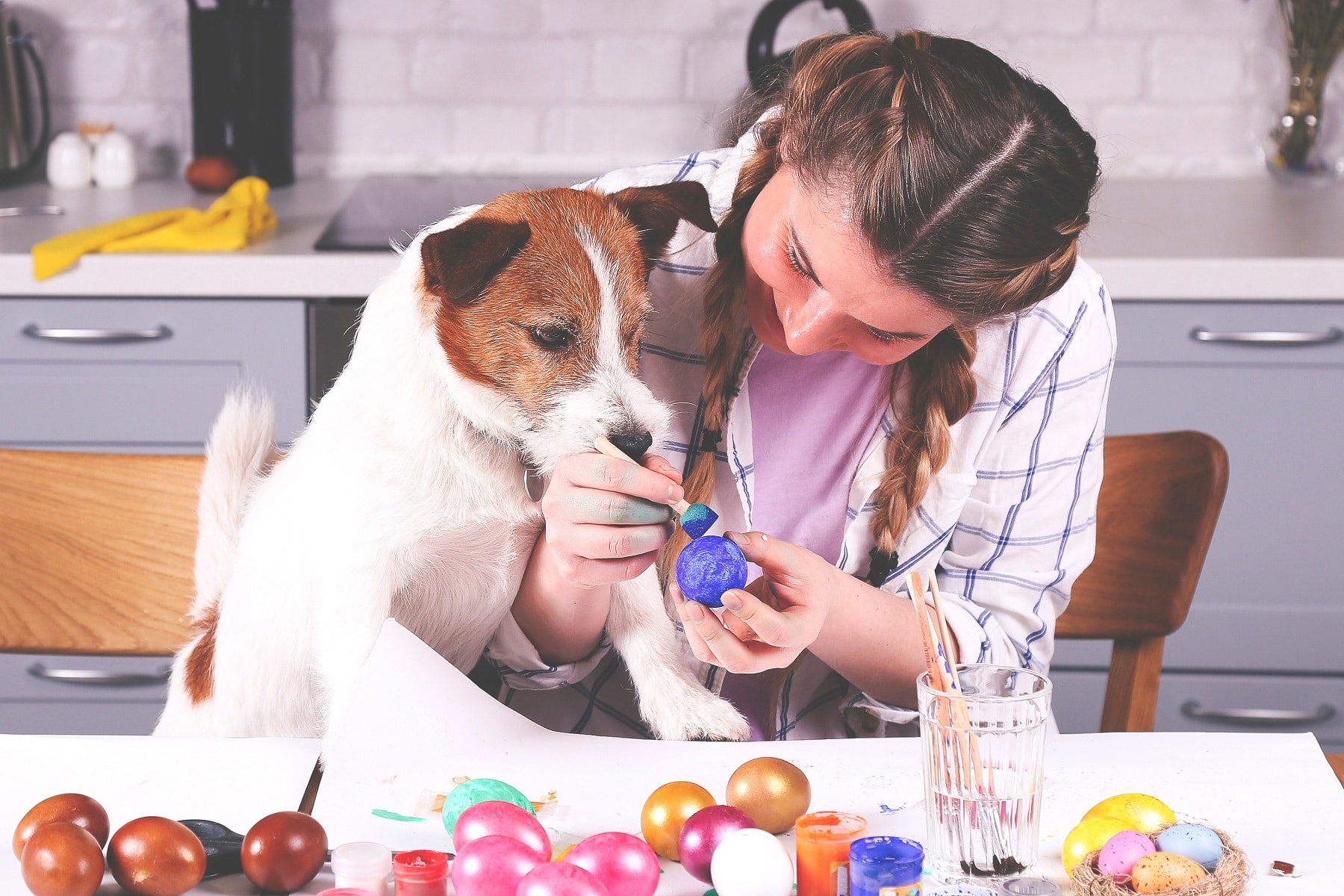 Hund und Frauchen bemalen Ostereier