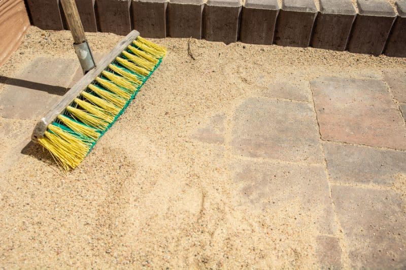 Fugensand bei Terrassenplatten einfegen