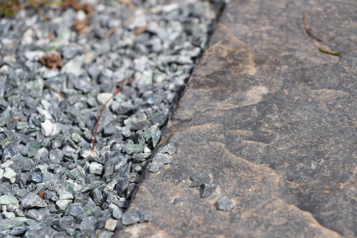 Terrassenplatten in Splitt verlegen - Gartenrat.de