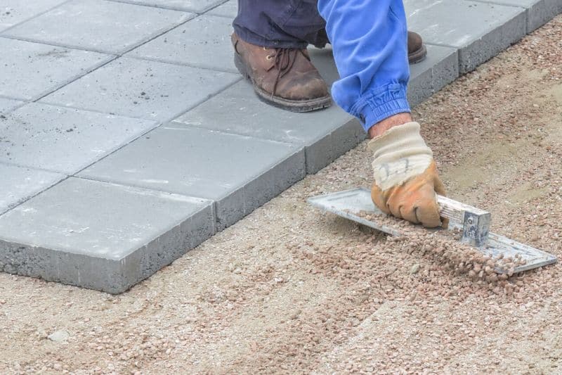 Terrassenplatten in Splitt verlegen